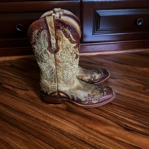 Woman's cowboy boots size 9